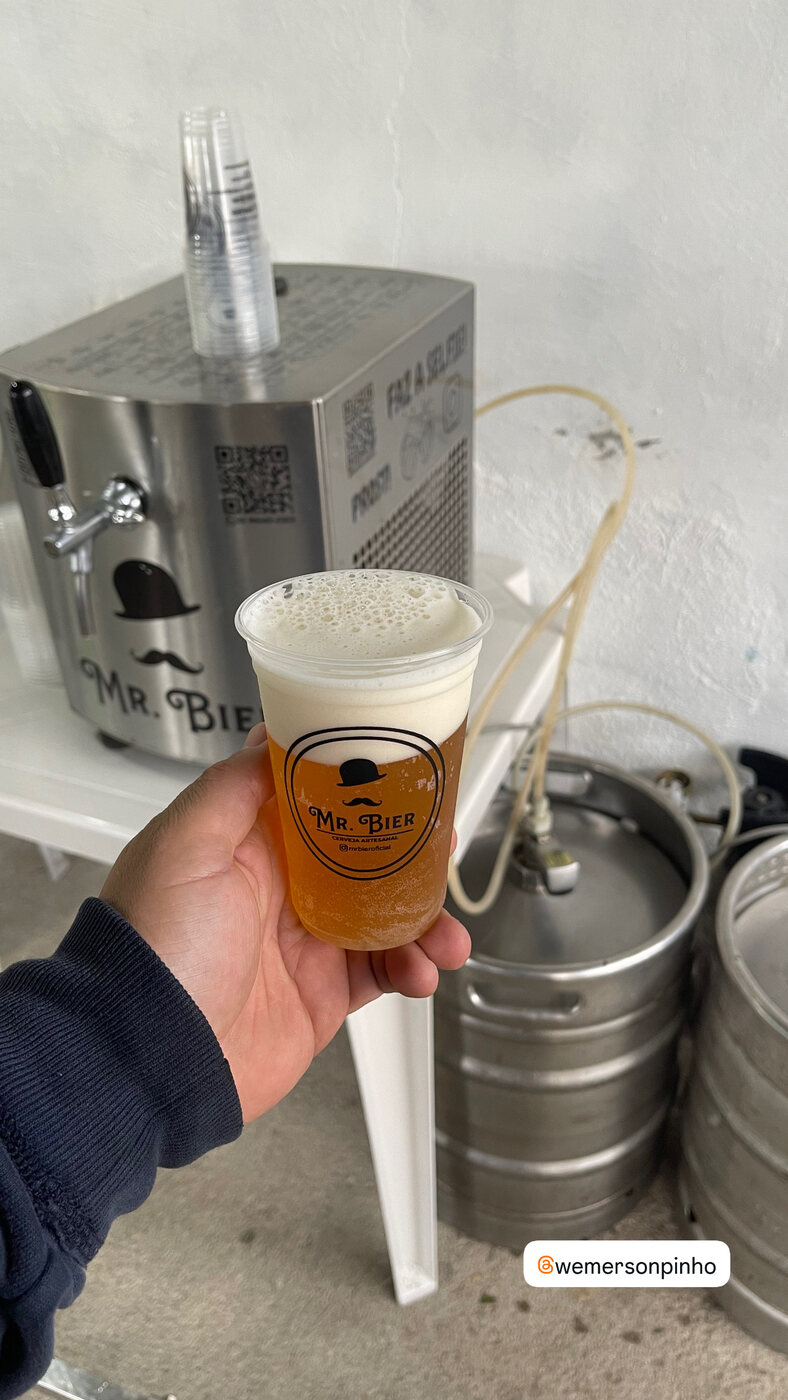 Copo de chope artesanal Mr. Bier pronto para servir