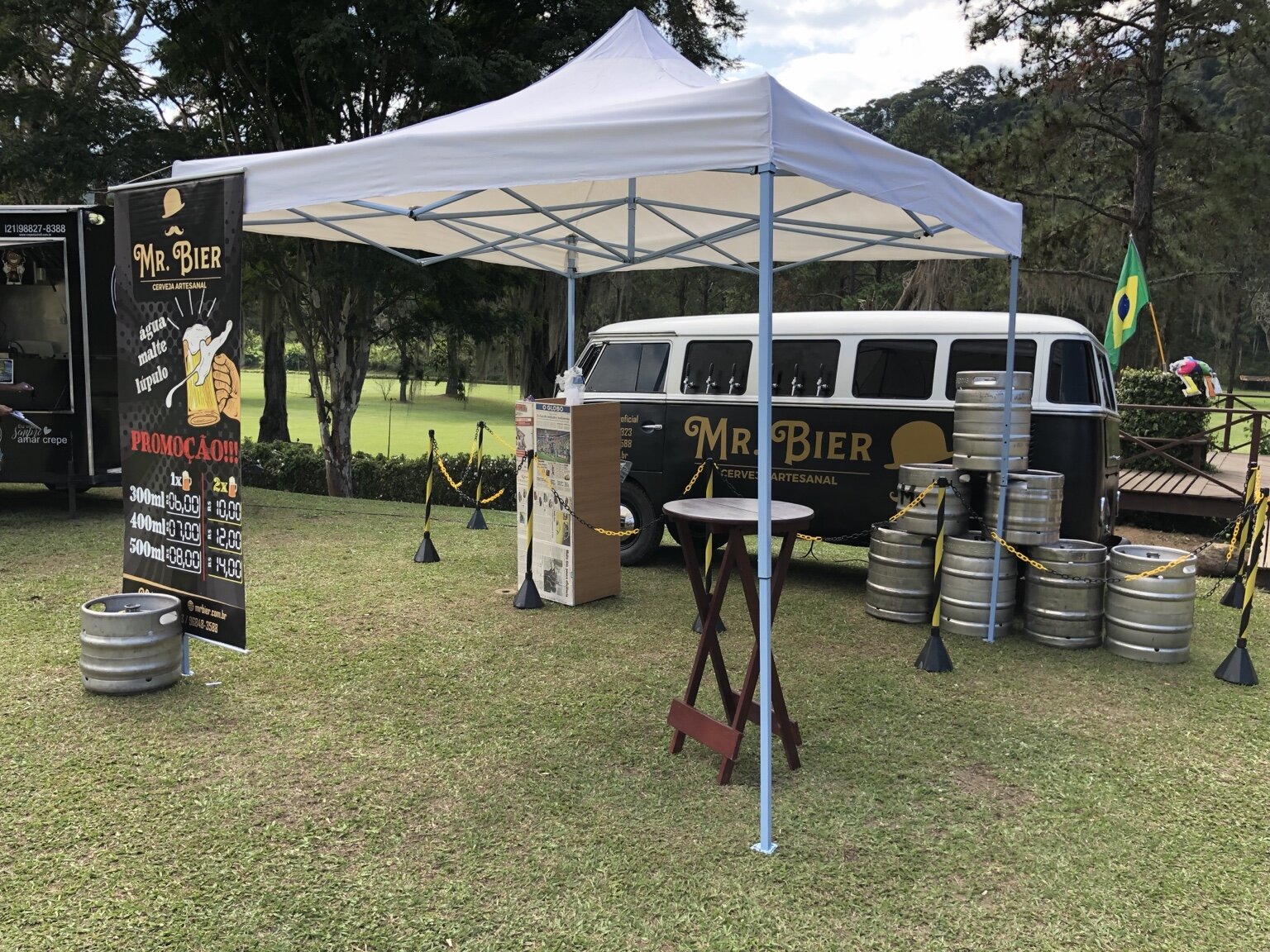 Estrutura da Mr. Bier com Kombi, barris e tenda em evento