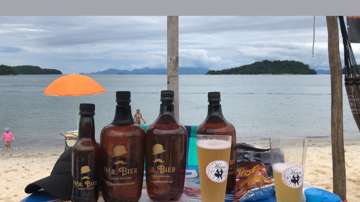 Growlers e copos Mr. Bier em momento de lazer